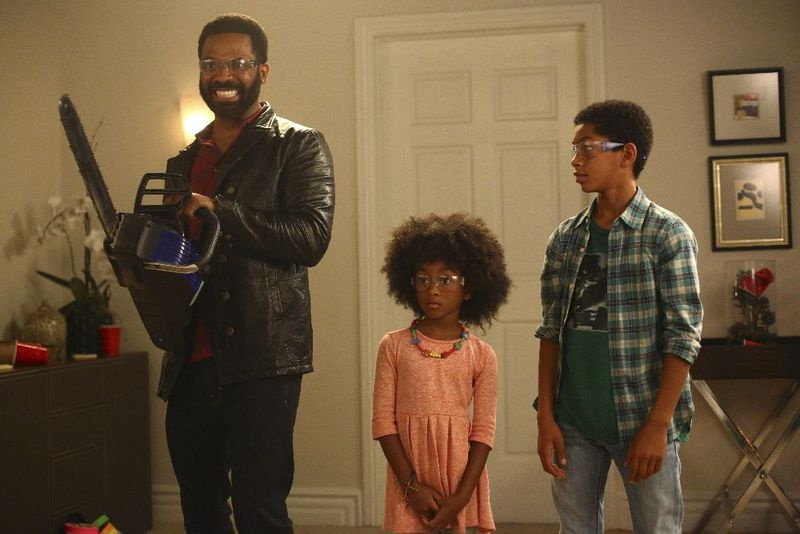 Mens han ser på brorens barn (Aalyrah Caldwell, sentrum og Sayeed Shahidi), tar Buck (Mike Epps) drastiske tiltak for å banke ned en dør til onkel Buck. | ABC