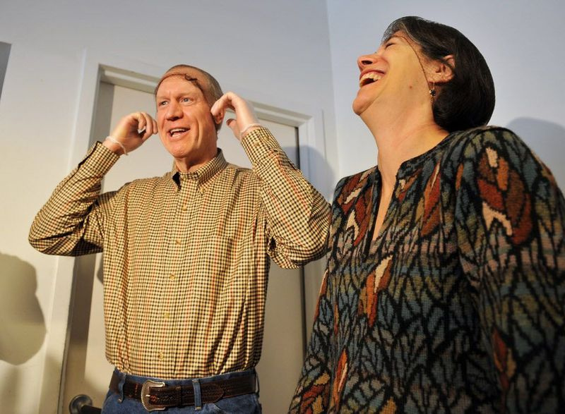 Ensuite, le gouverneur élu Bruce Rauner et son épouse Diana Rauner partagent un rire tout en mettant des filets à cheveux pour distribuer le dîner de Thanksgiving à A Safe Haven en novembre 2014. Photo d