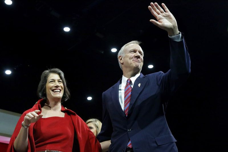 Bruce Rauner et sa femme, Diana, saluent la foule de partisans après avoir prêté serment en tant que 42e gouverneur de l