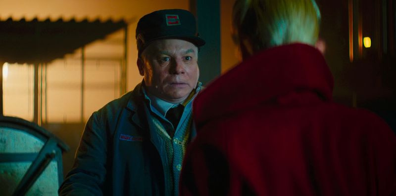 Maiks Maierss spēlē noslēpumainu aizbildni terminālī. | RLJE Filmas