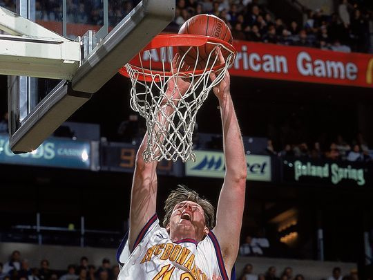 Neil Fingleton scorer på en slam dunk under McDonald