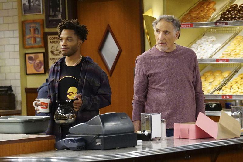 Džermeins Faulers (pa kreisi) un Džads Hiršs piedalās filmā Superior Donuts, kuras darbība norisinās Uptaunā, bet filmēta Losandželosā. | CBS