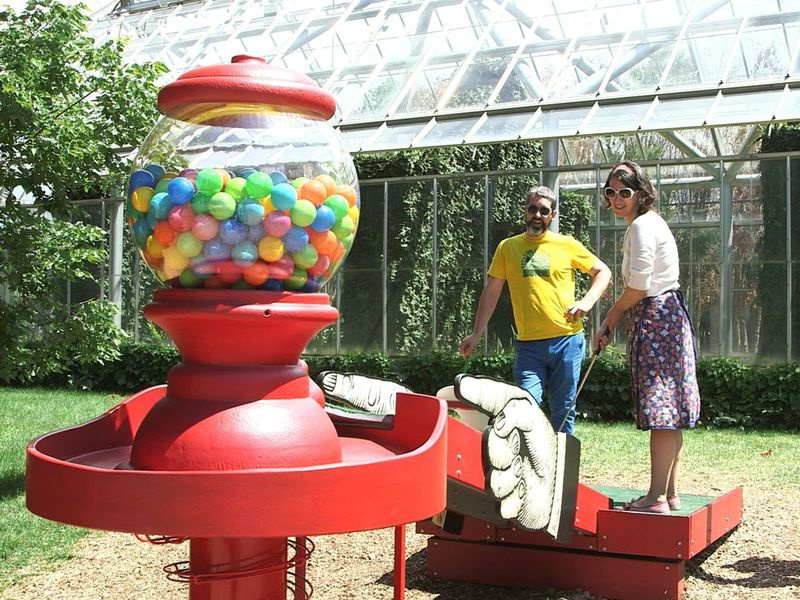 Walker Art Center i Minneapolis var ett av de första museerna som öppnade en minigolfbana, lockade en ny publik och lät konstnärer utveckla fantasifulla hål. | Amanda Kulkoski