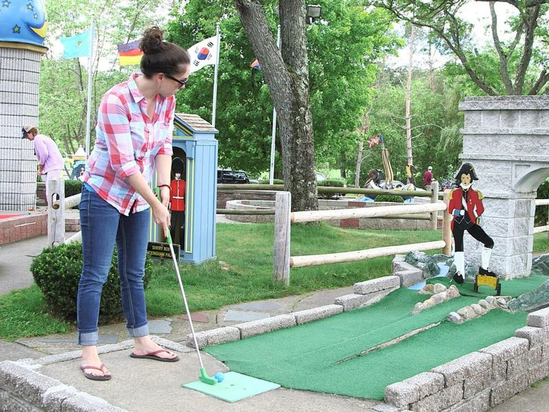 Hålen på Around the World, en minigolfbana i Lake George, N.Y., är baserade på den ursprungliga byggarens globala resor, komplett med ett Napoleon-hål med en giljotin. | Amanda Kulkoski