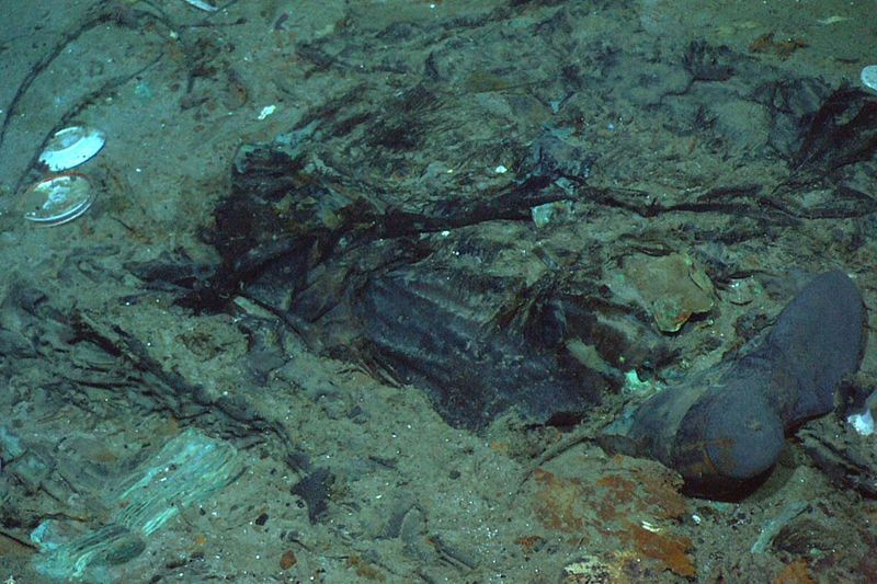 Tato fotografie z roku 2004, kterou poskytl Institute for Exploration, Centrum pro archeologickou oceánografii/University of Rhode Island/NOAA Office of Ocean Exploration, ukazuje zbytky kabátu a bot v bahně na mořském dně poblíž zádi Titaniku. OceanGate Expeditions, společnost zabývající se podmořským průzkumem, plánuje ponořit se k potopenému Titaniku, aby zahájila to, co se očekává jako každoroční záznam zhoršování stavu vraku lodi.