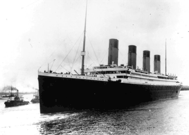 Na této archivní fotografii z 10. dubna 1912 Titanic opouští Southampton v Anglii na své první plavbě.