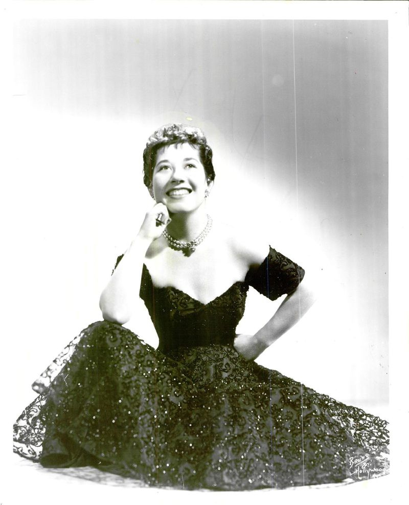 Uma foto publicitária de 1958 anuncia a aparição de Charlotte Rae em um show de variedades no Empire Room de Chicago. | SUN-TIMES FILE