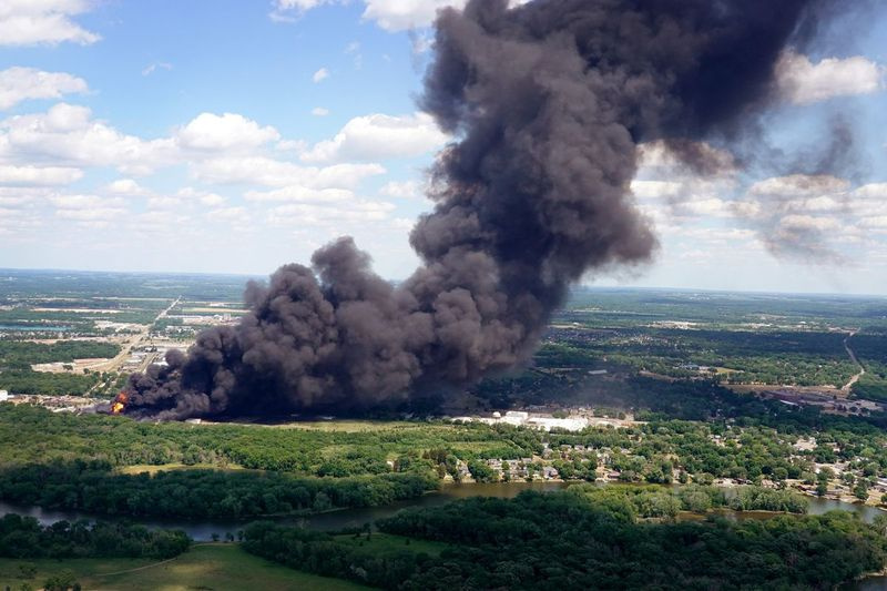 Brandmænd fra det nordlige Illinois og det sydlige Wisconsin kæmper mod en industribrand ved Chemtool Inc. den 14. juni 2021 i Rockton, Illinois.