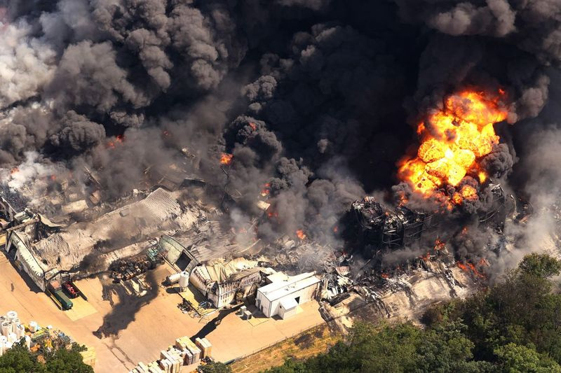 Brandmænd fra det nordlige Illinois og det sydlige Wisconsin kæmper mod en industribrand ved Chemtool Inc. den 14. juni 2021 i Rockton, Illinois.