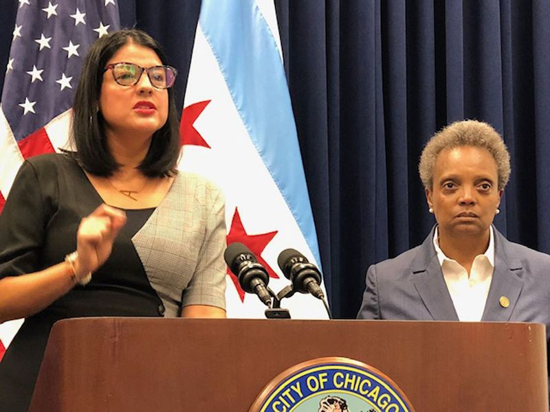 La greffière Anna Valencia et le maire Lori Lightfoot discutent des changements dans la billetterie et les sanctions après une réunion du conseil municipal de Chicago en 2019.
