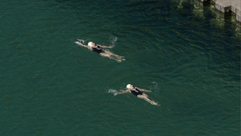 Gemenele în vârstă de 84 de ani Jennie și Julia Papilli își fac zilnic înotul în Lacul Michigan, în imagini din Aerial Cities. | CANAL SMITHSONIAN