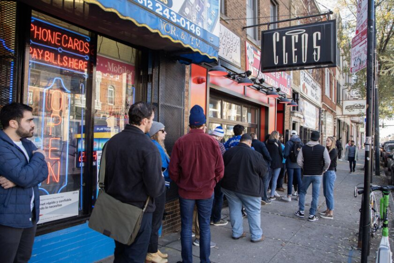   Linia din afara Cleos, 1935 W. Chicago Ave. din West Town, în timp ce fanii fotbalului așteaptă să intre înăuntru pentru a vedea cum SUA și Anglia joacă la Cupa Mondială masculină de vineri, 25 noiembrie 2022.