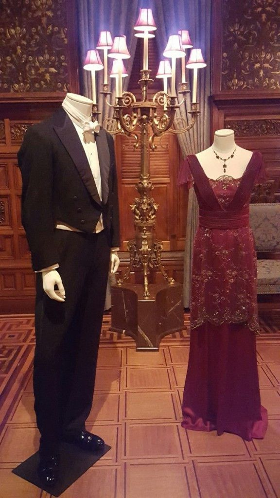 Lady Mary (Michelle Dockery) και Matthew Crawley (Dan Stevens), Downton Abbey, σεζόν 1. Βραδινό φόρεμα που φορέθηκε στο δείπνο με την ευκαιρία που ο Τούρκος διπλωμάτης εμφανίζεται με τον κύριο Napier και τον Matthew Crawley. Το φόρεμα ήταν φτιαγμένο για την επίδειξη από μια στροφή