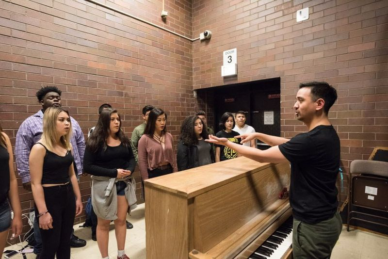 Profesorul de muzică Michael Gibson conduce ansamblul vocal Musicality after school al liceului Curie, pe 9 iunie 2016. | Max Herman/Pentru Sun-Times