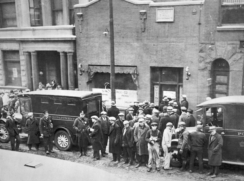 La policía y los residentes se reúnen frente al S.M.C. El garaje de Cartage Co. en North Clark Street después de la masacre del Día de San Valentín. | Museo de Historia de Chicago / Distribuido por AP