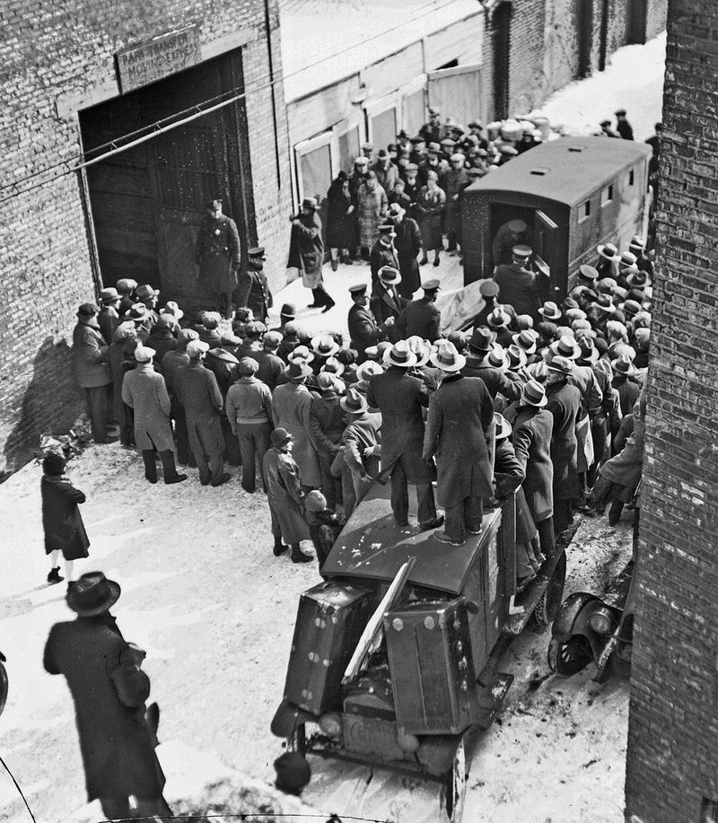 Se retira un cuerpo del S.M.C. El garaje Cartage Co. en North Clark Street en Chicago el 14 de febrero de 1929, luego de la masacre del Día de San Valentín. | Museo de Historia de Chicago / Distribuido por Associated Press