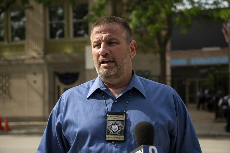Pegawai Polis Chicago John Catanzara, presiden Fraternal Order of Police Lodge 7, bercakap kepada pemberita di luar ibu pejabat kesatuan pada bulan Jun. Komen awal Catanzara mengenai rusuhan Capitol mencetuskan tindak balas.
