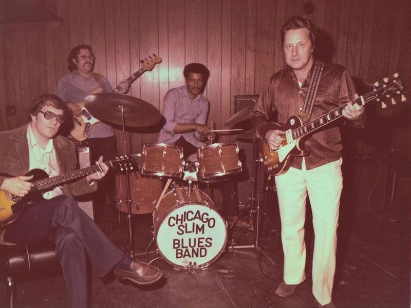 Bob Bumble Bee Novak (til højre) og Chicago Slim Blues Band. | Foto leveret af John Fridono