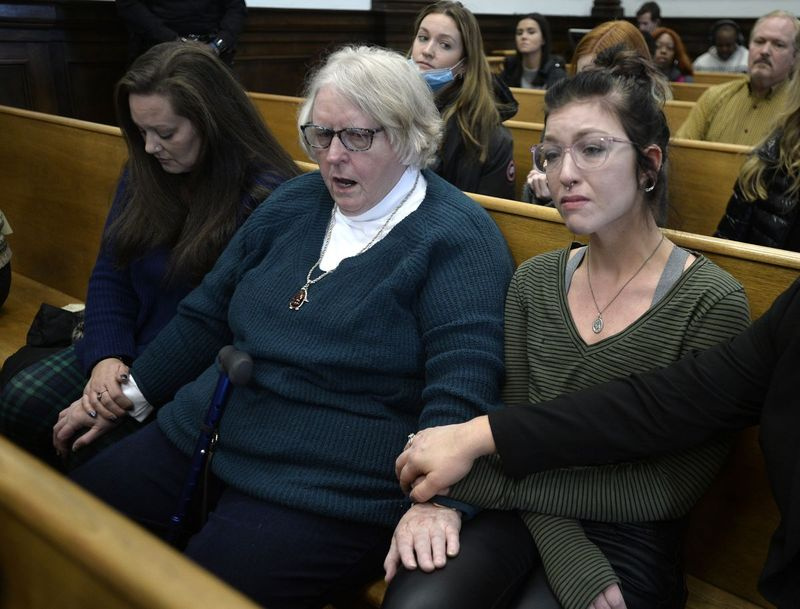 De gauche à droite, Kariann Swart, la fiancée de Joseph Rosembaum, Susan Hughe, la grand-tante d