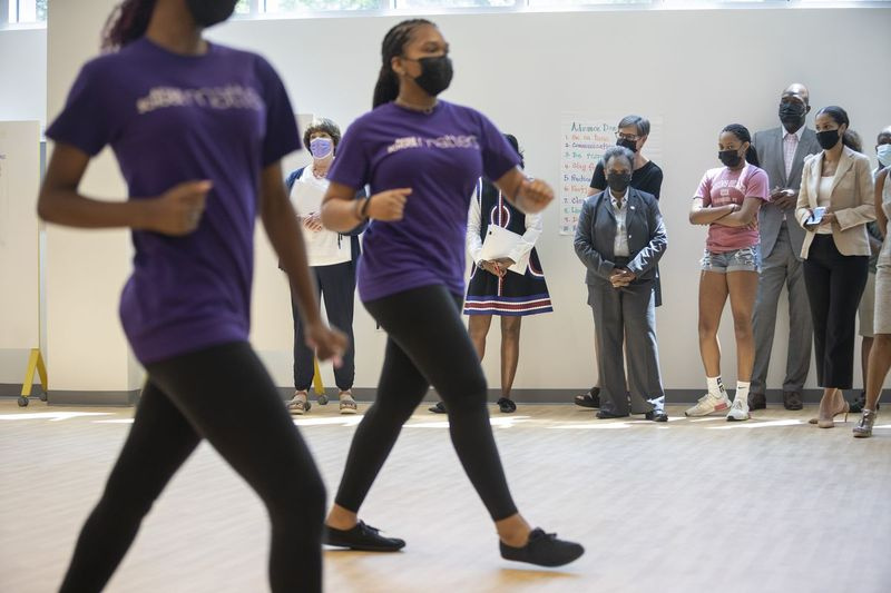 Borgmester Lori Lightfoot ser eleverne danse under en rundvisning ved en klippeceremoni for den nye kombinerede indendørs bane og After School Matters flagskibsplads, 10201 S. Cottage Grove Ave., i Gately Park i Pullman tirsdag den 6. juli 2021.