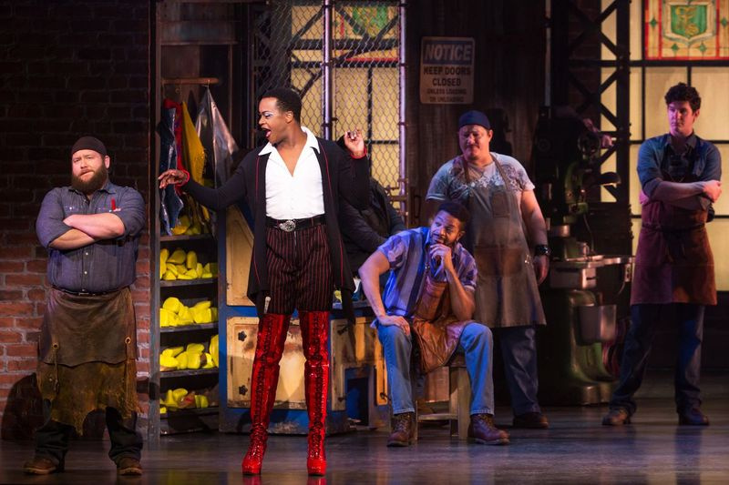 J. Harrison Ghee (raudonais batais) vadovauja aktoriams per nacionalinį turą „Kinky Boots“ Rytų teatre iki rugsėjo 4 d. (Nuotrauka: Matthew Murphy)