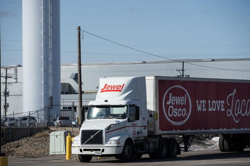 Ένα φορτηγό Jewel Osco είναι σταθμευμένο κοντά σε μια αποθήκη Jewel Osco, που βρίσκεται στη 1955 W. North Ave. στο Melrose Park, ll., Πέμπτη απόγευμα, 4 Μαρτίου 2021.