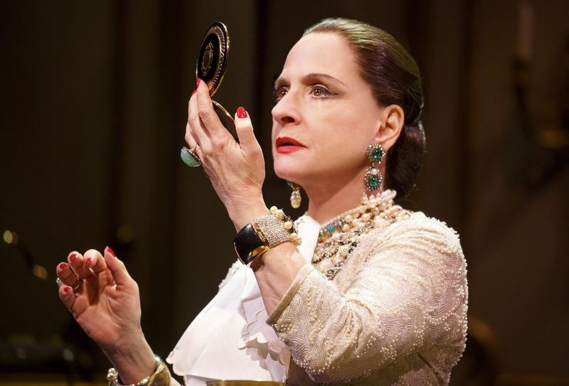 Patti LuPone har hovedrollen som Helena Rubinstein i den Broadway-bundne musical, 