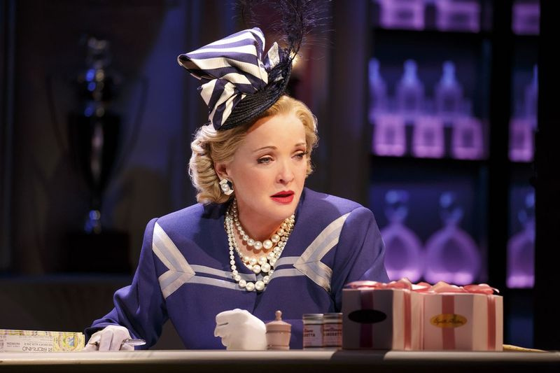 Christine Ebersole spiller hovedrollen som Elizabeth Arden i den Broadway-bundne musical, 