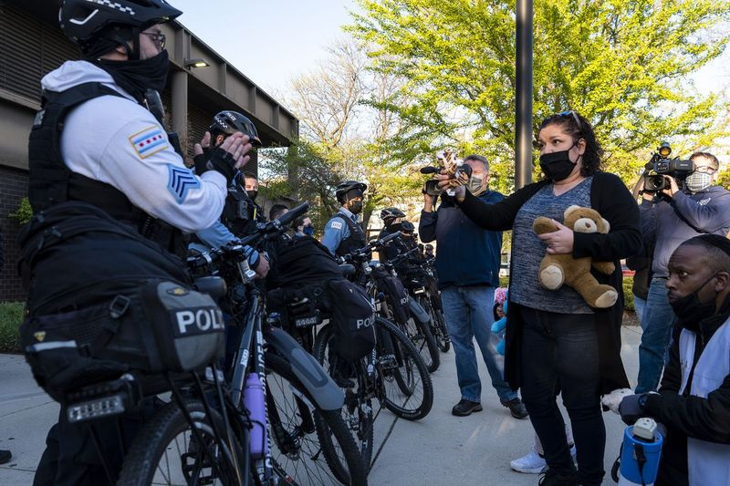 Garciela Garcia penktadienį Čikagos policijos pareigūnui siūlo gyvūno iškamšą prie Čikagos policijos departamento mokymo įstaigos.