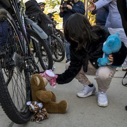 6 metų Zoe Anaya palieka gyvūnų iškamšas prie Čikagos policijos pareigūnų dviračio padangų, kurios naudojamos kaip skydas, neleidžiantis aktyvistams priartėti prie Čikagos policijos mokymo akademijos, penktadienį, 2021 m. balandžio 30 d.