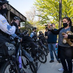 Penktadienį, 2021 m. balandžio 30 d., Garciela Garcia siūlo Čikagos policijos pareigūnui gyvūno iškamšą kaip taikos auką už Čikagos policijos mokymo akademijos ribų.