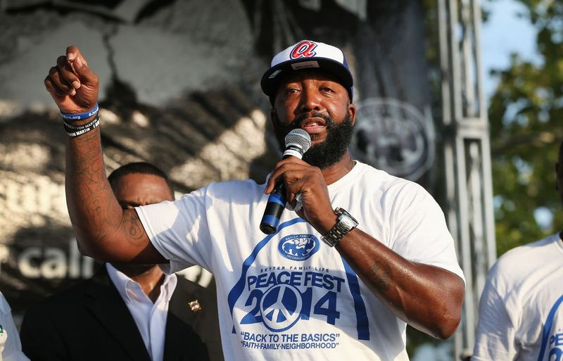 Se muestra a Tracy Martin, el padre de Trayvon Martin, hablando en St. Louis en 2014. Ha colaborado con su ex esposa en un libro sobre su hijo. | Imágenes de Scott Olson / Getty