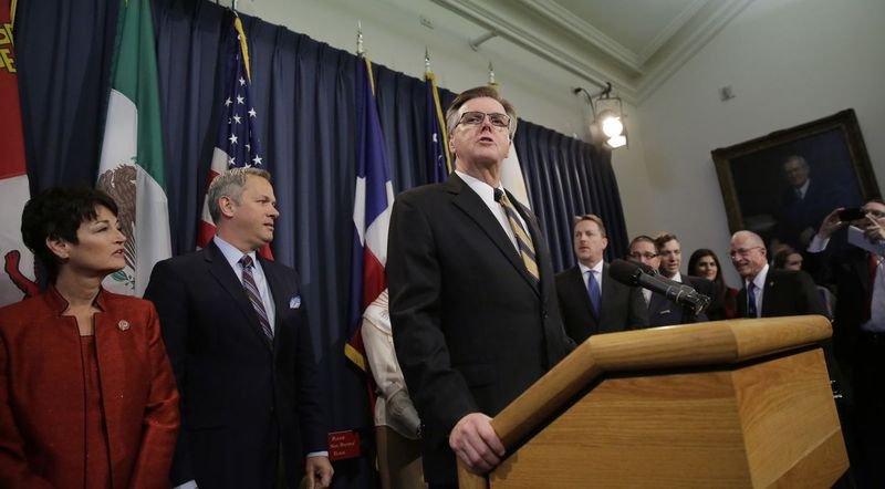 El vicegobernador de Texas Dan Patrick (centro) con otros legisladores y partidarios del Proyecto de Ley del Senado 6, un proyecto de ley de baños similar al HB 2 de Carolina del Norte, en el Capitolio de Texas en Austin a principios de este mes. | Archivo Eric Gay / AP