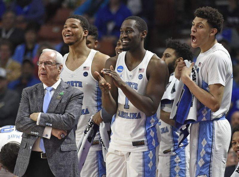 El entrenador de la Universidad de Carolina del Norte, Roy Williams (izquierda) y los jugadores Kennedy Meeks, Theo Pinson y Justin Jackson concluyen una victoria en la primera ronda de la NCAA contra Texas Southern el 17 de marzo en Greenville, Carolina del Sur. La NCAA trasladó juegos de Greensboro, North