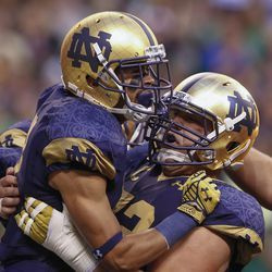 2014 Shamrock Series — Indianapolis: Will Fuller (vľavo) a Nick Martin oslavujú touchdown proti Purduemu na Lucas Oil Stadium 13. septembra 2014 v Indianapolise. | Michael Hickey/Getty Images