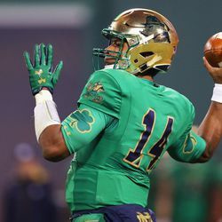 Shamrock Series 2015 – Boston: DeShone Kizer nahral proti Boston College vo Fenway Parku 21. novembra 2015 v Bostone. | Maddie Meyer/Getty Images
