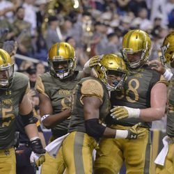 2016 Shamrock Series – San Antonio: Notre Dame running back Josh Adams, center, oslavuje svoj touchdown so spoluhráčmi, v sobotu 12. novembra 2016 v San Antoniu. | Darren Abate/AP