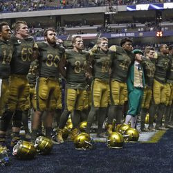 Shamrock Series 2016 – San Antonio: Íri bojujúci Notre Dame spievajú svoju školskú pieseň po zápase proti armáde. | Ronald Cortes/Getty Images