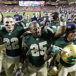 2011 Shamrock Series – Landover, Maryland: Notre Dame running back Jonas Gray (25) uznáva fanúšikov v Landover, Maryland, sobota, 12. novembra 2011. | Patrik Semansky/AP