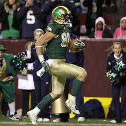 2011 Shamrock Series – Landover, Maryland: Notre Dame tight end Tyler Eifert beží do koncovej zóny pre touchdown. | Patrik Semansky/AP