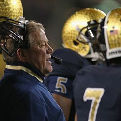 2012 Shamrock Series — Soldier Field: Tréner Brian Kelly sleduje, ako sa jeho tím 6. októbra 2012 postaví proti Miami Hurricanes na Soldier Field. Jonathan Daniel/Getty Images