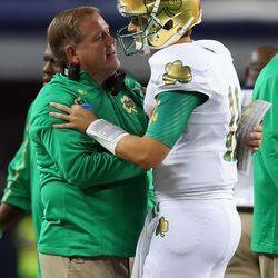 Shamrock Series 2013 – Arlington, Texas: Tréner Brian Kelly z Notre Dame Fighting Irish oslavuje touchdown s Tommym Reesom proti Arizona State Sun Devils na Cowboys Stadium 5. októbra 2013 v Arlingtone v Texase. | Ronald Martinez/Getty Images