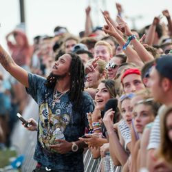 DJ-ul Migos, Quavo, face selfie-uri cu fanii înainte de spectacolul Wiz Khalifa la Lollapalooza, joi, 3 august 2017. | Santiago Covarrubias / Pentru Sun-Times