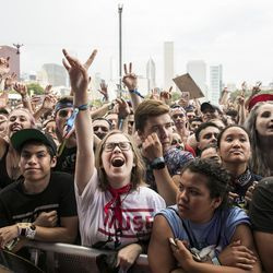 Fanii dansează în timp ce Cage The Elephant joacă în prima zi de Lollapalooza în Grant Park, joi, 3 august 2017. | Ashlee Rezin/Sun-Times