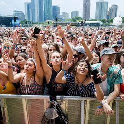 Fanii se bucură de prima zi de Lollapalooza la Grant Park. | Santiago Covarrubias / Pentru Sun-Times