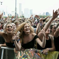 Fanii dansează în timp ce Cage The Elephant joacă în prima zi de Lollapalooza în Grant Park, joi, 3 august 2017. | Ashlee Rezin/Sun-Times