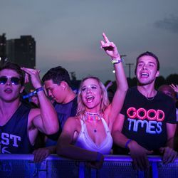 Fanii dansează în timp ce Pham joacă în prima zi de Lollapalooza în Grant Park, joi, 3 august 2017. | Ashlee Rezin/Sun-Times