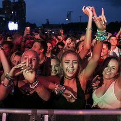 Fanii dansează în timp ce Pham joacă în prima zi de Lollapalooza în Grant Park, joi, 3 august 2017. | Ashlee Rezin/Sun-Times