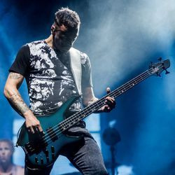 Basistul Muse, Chris Wolstenholme, concertează la Lollapalooza joi, 3 august 2017. | Santiago Covarrubias / Pentru Sun-Times