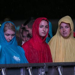 Festivalul încearcă să rămână uscat în timpul ploii înainte de începerea Lorde